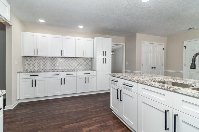 Building Photo - 4375 Lake Idylwilde Dr