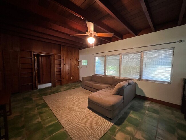 Building Photo - Spacious 2/1 in Fort Pierce * Water and El...