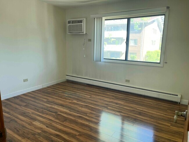 Building Photo - 3200 Bayside Dr