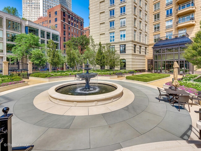 Building Photo - 2550 N Lakeview Ave