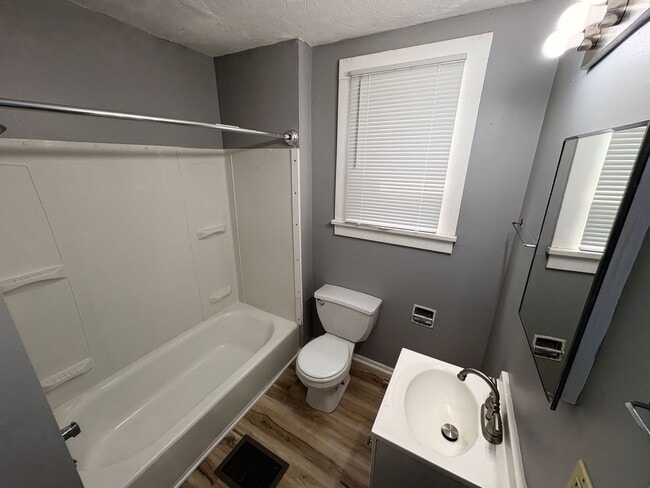 Building Photo - Charming 5-Bed Home Near Campus with Updat...