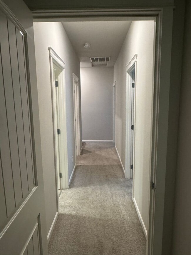 Building Photo - Charming 3-Bedroom Home