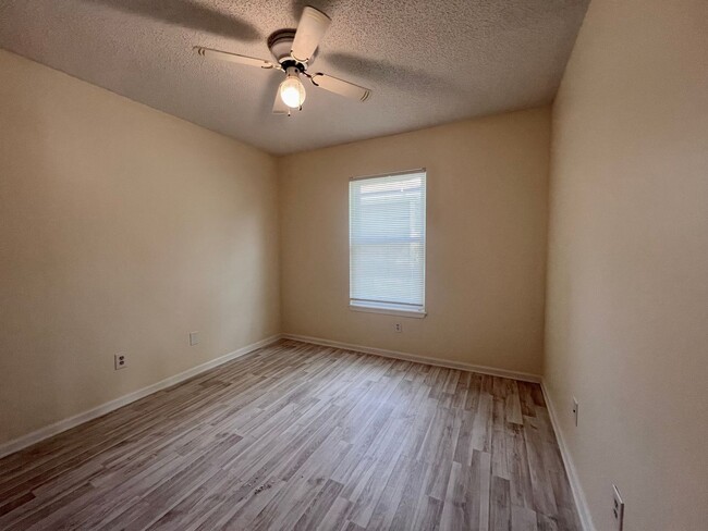 Building Photo - Spacious dog friendly home- Jacksonville