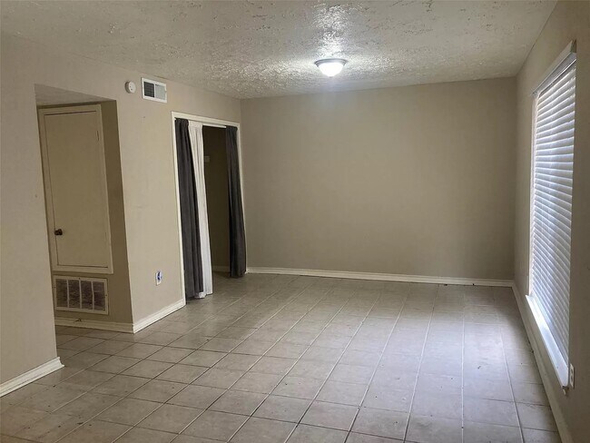 Building Photo - 9022 Wilcrest Dr