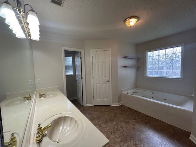 Building Photo - 4073 Willow Glen Cir