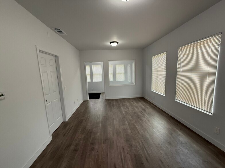 Building Photo - 333 W Spruce Ave