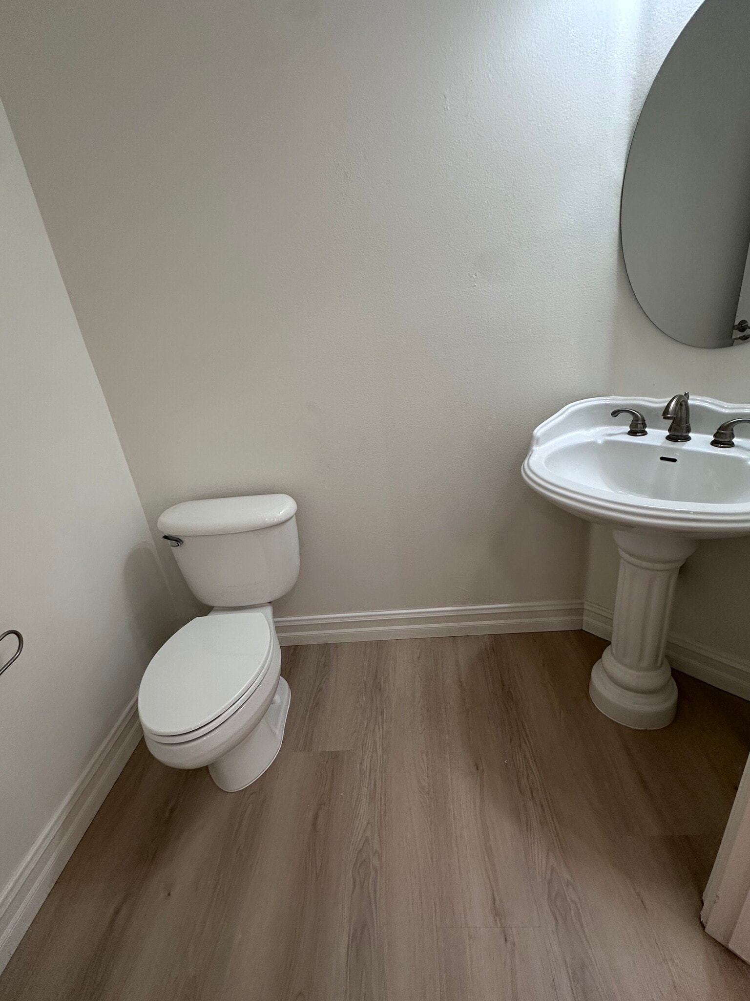 Powder Room - 4601 Coldwater Canyon Ave
