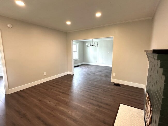 Building Photo - IMMACULATE, completely remodeled, one leve...