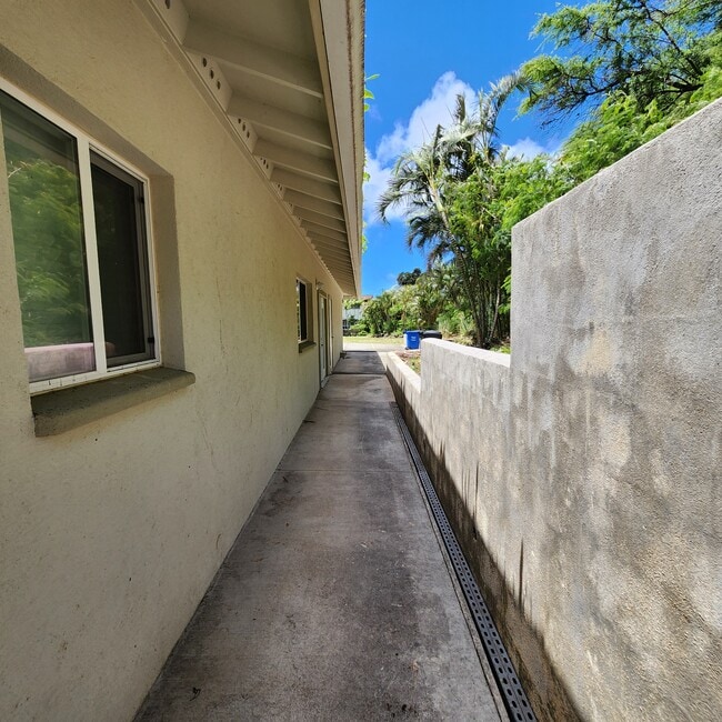 Building Photo - 246 Moomuku Pl