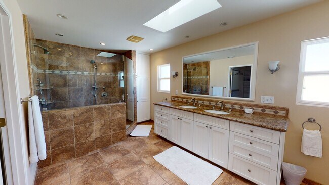 Building Photo - Spacious Unfurnished Home near Coronado's Schools available for Long Term Lease!