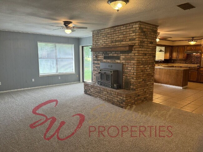 Building Photo - Charming 3 bedroom 2 bath on 2 acres within city limits!