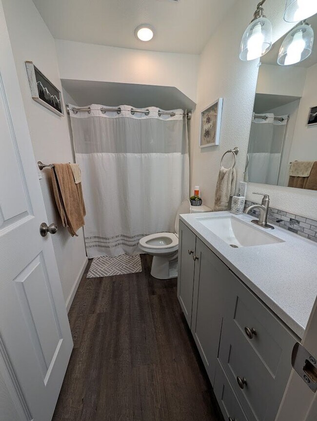 Building Photo - Large 5 Bedroom 2 Bath House - Pet-Friendly