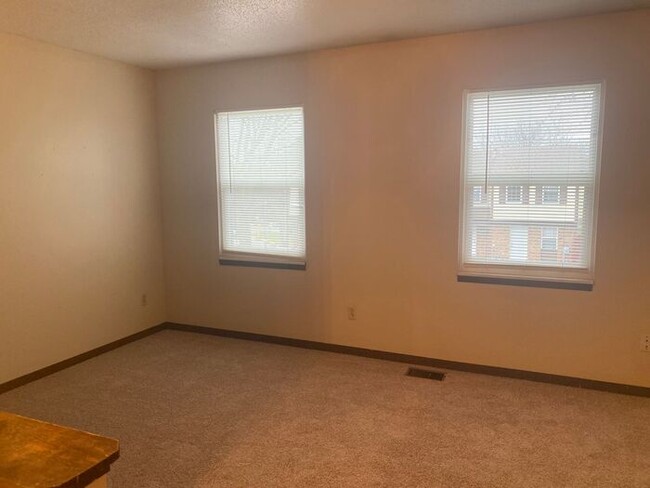 Building Photo - $1,250 | 2 Bedroom, 2.5 Bathroom Townhome ...