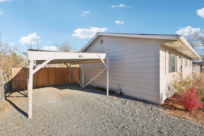 Building Photo - 4 Bed Beauty on West Side!