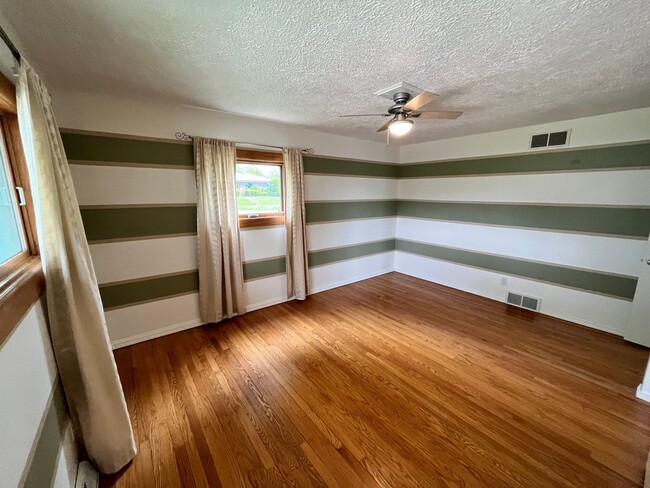 Building Photo - Spacious & Secluded 2BR/2BA Wauwatosa Sing...