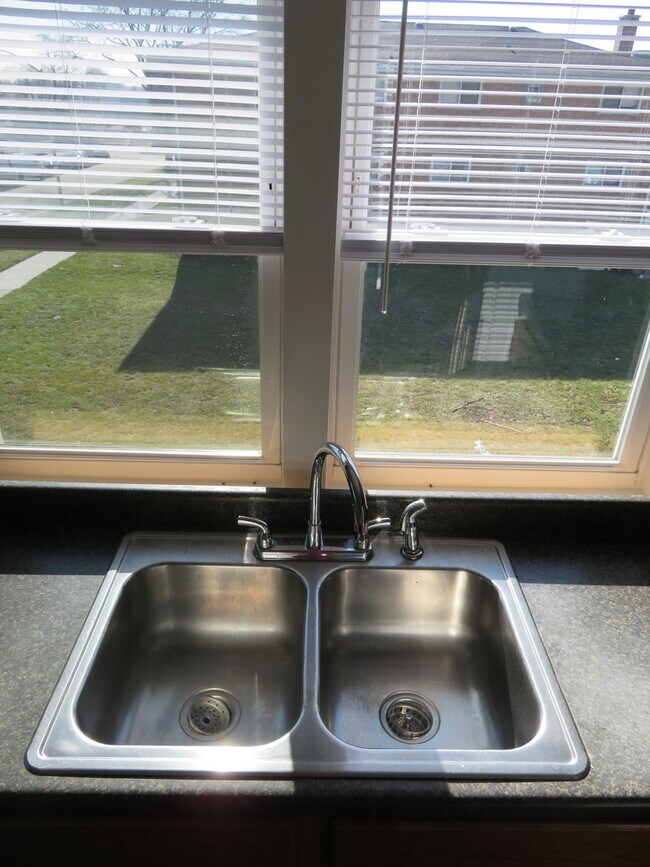 Building Photo - 118 N 12th Ave