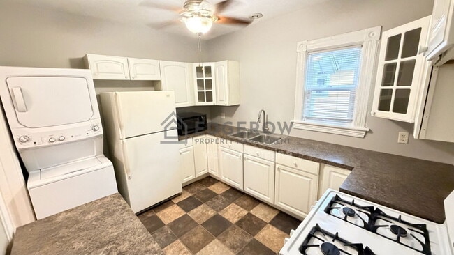 Building Photo - 635 Lafayette Ave NE