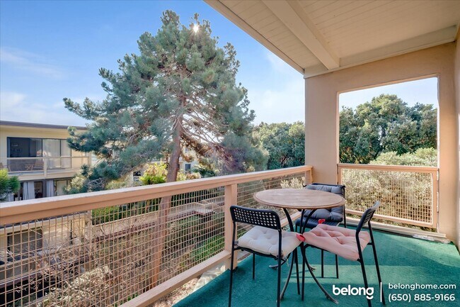 Building Photo - 7 Commodore Dr