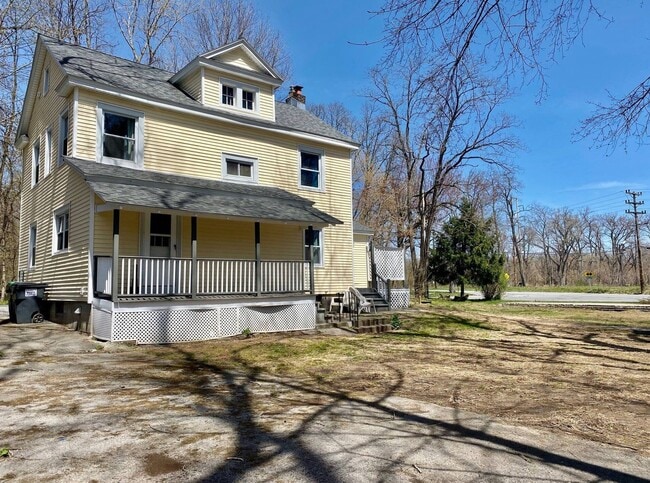 Building Photo - Large Fully Furnished Home, Must See!