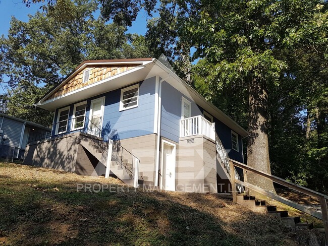 Building Photo - 3 Bd 1- Ba Single Family Home off Western ...