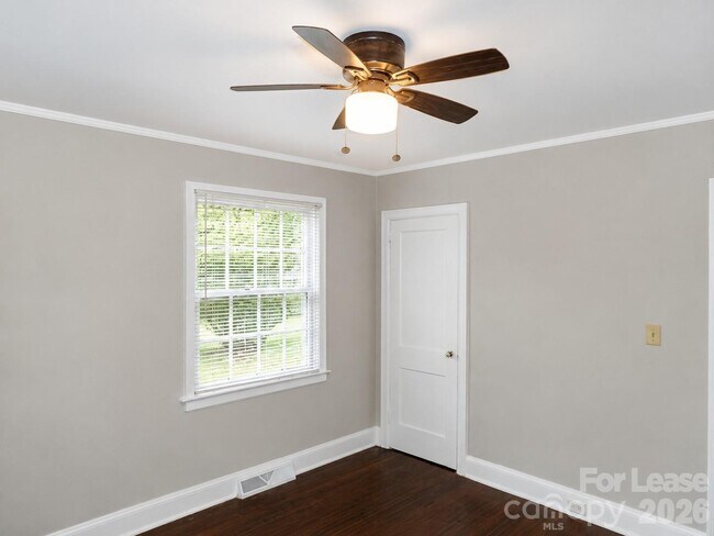 Building Photo - 2733 Parkway Ave