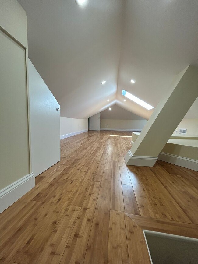 Building Photo - Cute 2 bed + 2 Bath SF House with 1 car ga...