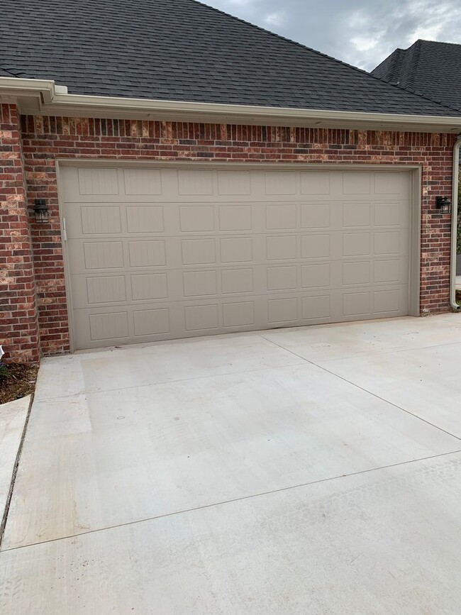 Building Photo - 3 bedroom, 2.5 bathroom, 2 car garage Gated Neighborhood