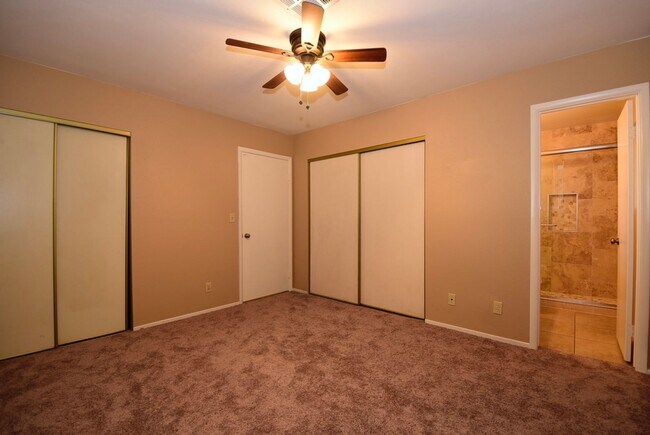 Building Photo - Spacious 2 Bedroom, 2 Bath Single-Story Home