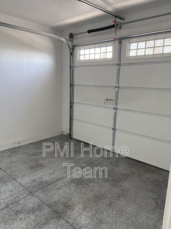 Building Photo - 614 W Cozy Ln