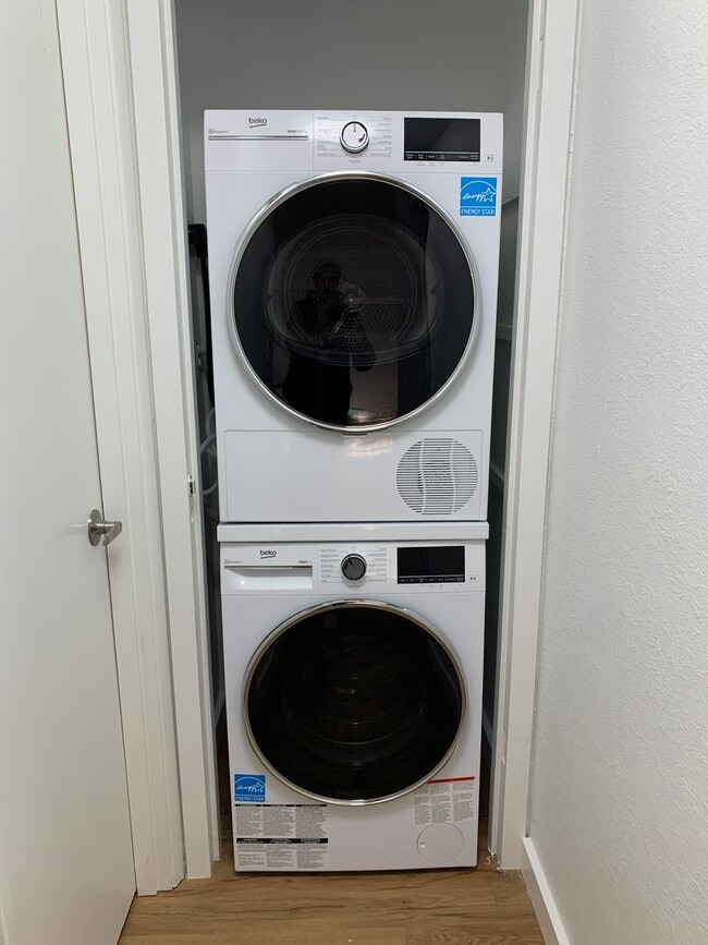 Building Photo - NEW, HIGH-END RENOVATED 1 bed / 1 bath at the Lydia in Ballard! In-Unit Laundry!