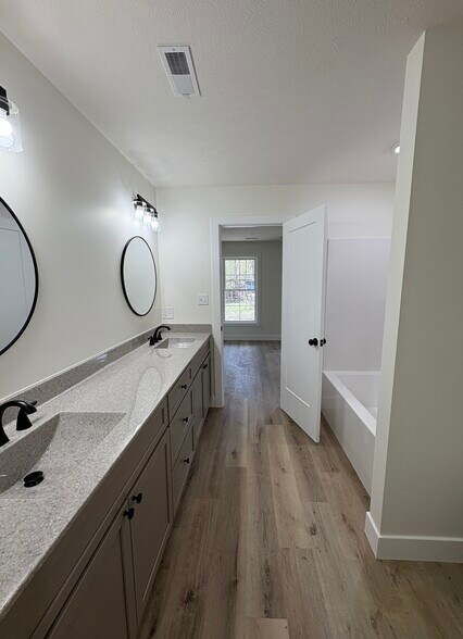 Building Photo - 209 Madison St