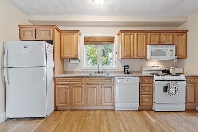 Building Photo - Unique, Renovated 2-Bed Apartment in Quiet...