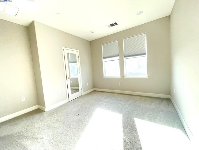 Building Photo - 2745 Ball Pl
