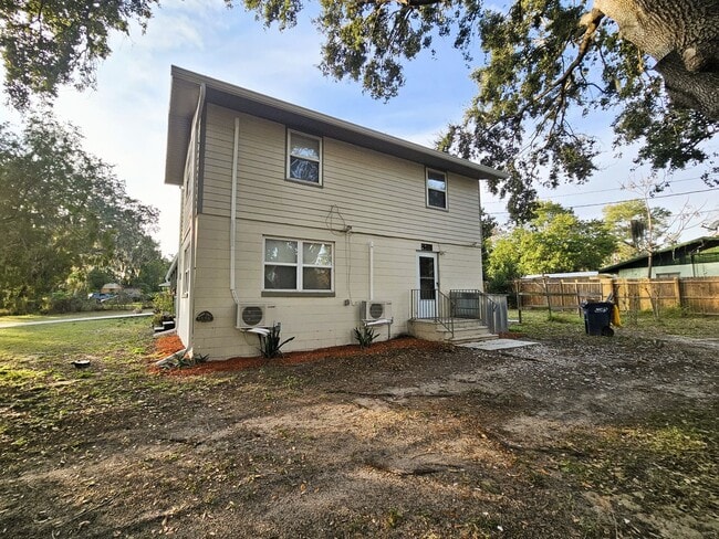 Building Photo - Welcome to a beautifully remodeled 2-Bedroom, 1-Bath in Mascotte, Florida, where modern comfort m...