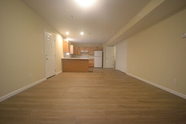 Building Photo - 3 Bed 1.5 Bath Duplex