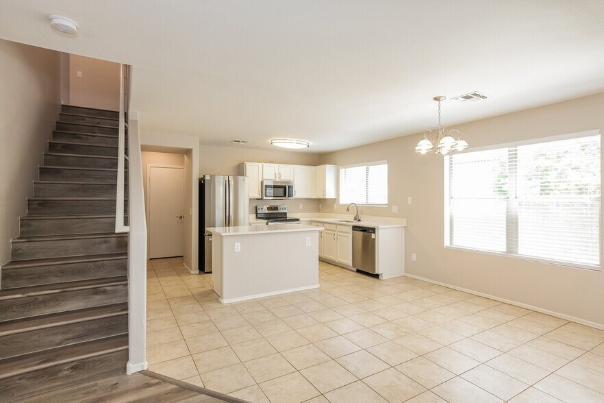 Building Photo - 727 E Rose Marie Ln