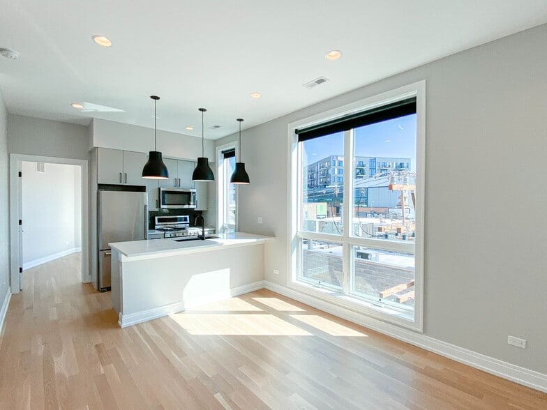 Building Photo - 1060 W Cornelia Ave