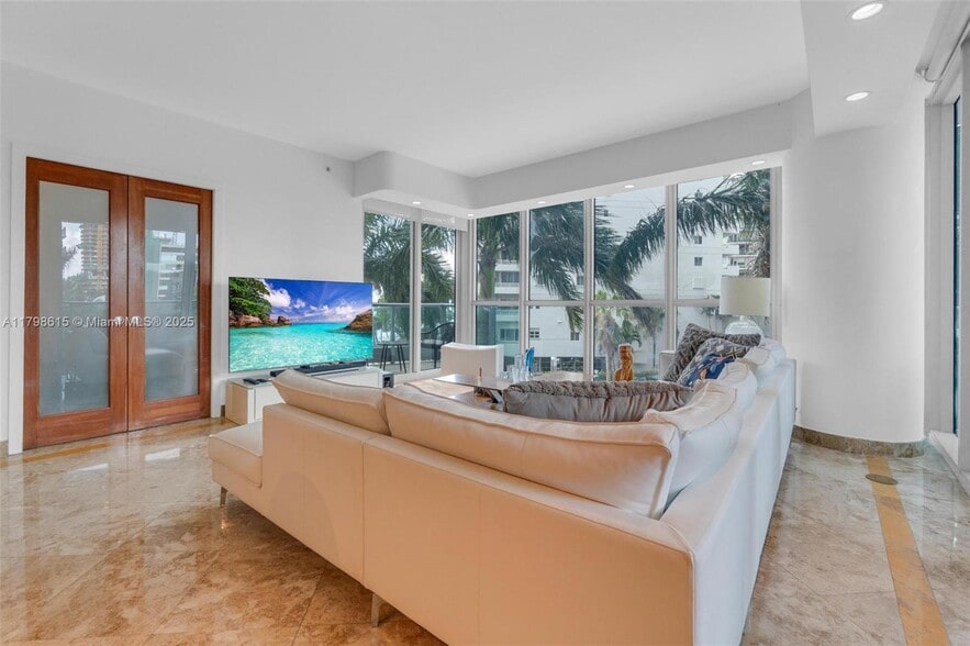 Building Photo - 1331 Brickell Bay Dr