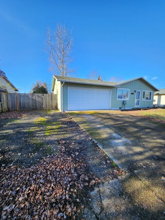 Building Photo - 3 Bedroom Home Excellent Location Near Sch...