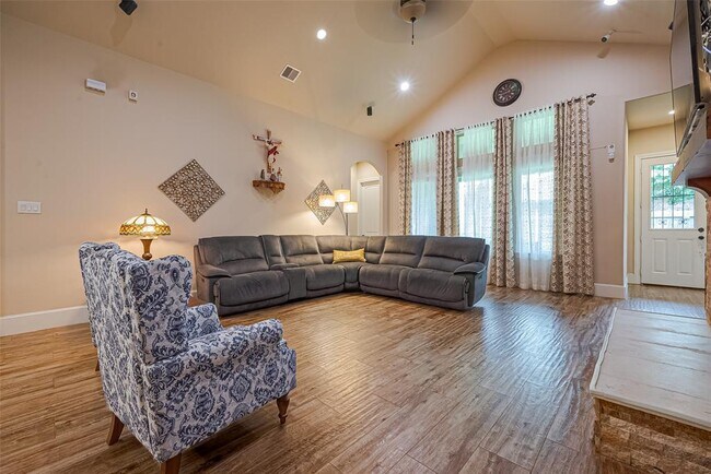 Building Photo - 25618 British Pine court