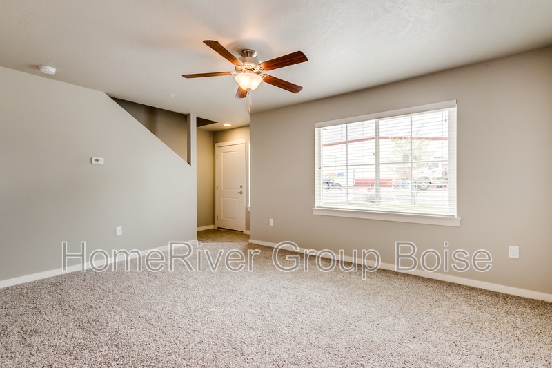 Building Photo - 933 E Travel Ln