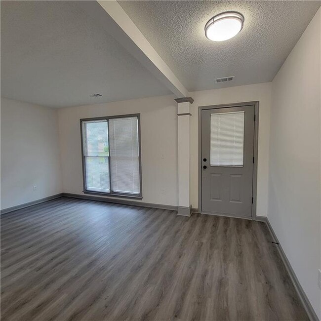 Building Photo - 3045 Binghampton Ln