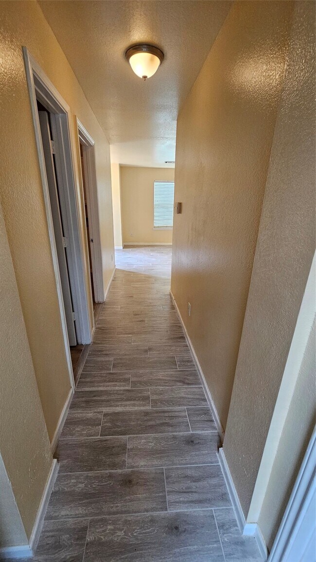 Building Photo - 22135 Greengate Dr