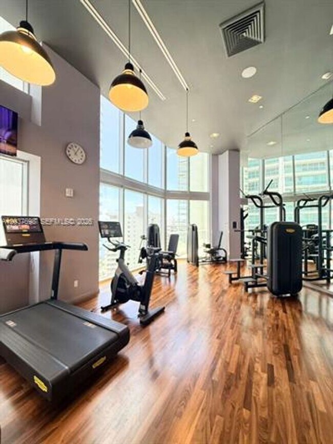 Building Photo - 1300 Brickell Bay Dr
