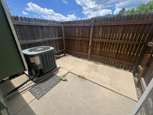 Building Photo - 870 London Green Way