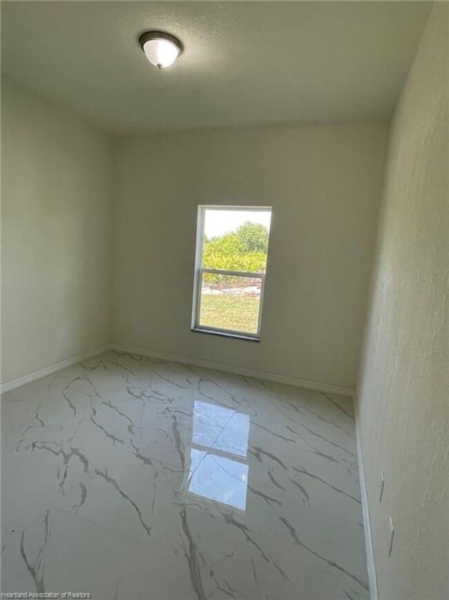 Building Photo - Large 4 Bedroom 2 bath-Lake Placid