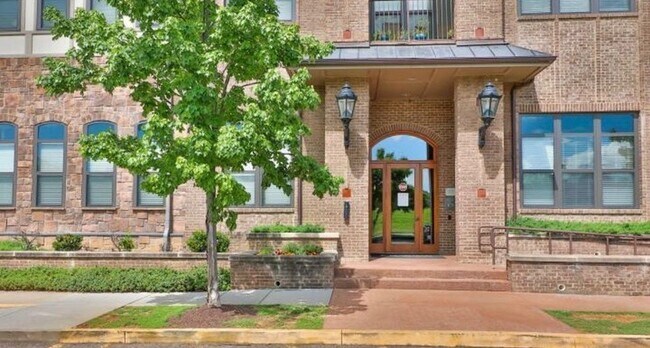 Primary Photo - 445 W Blount Ave