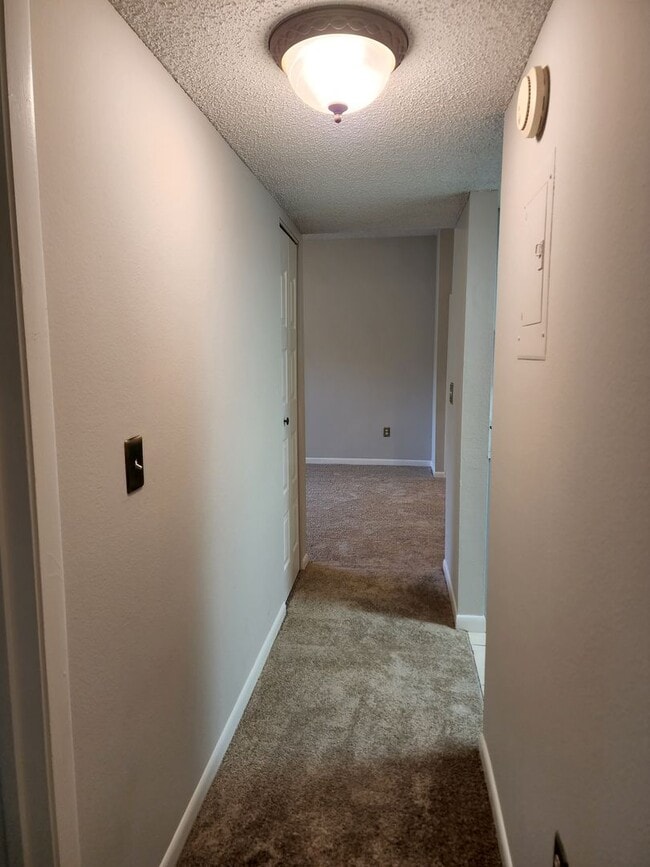 Building Photo - Move in Ready One Bedroom Condo with Resort-Style Amenities