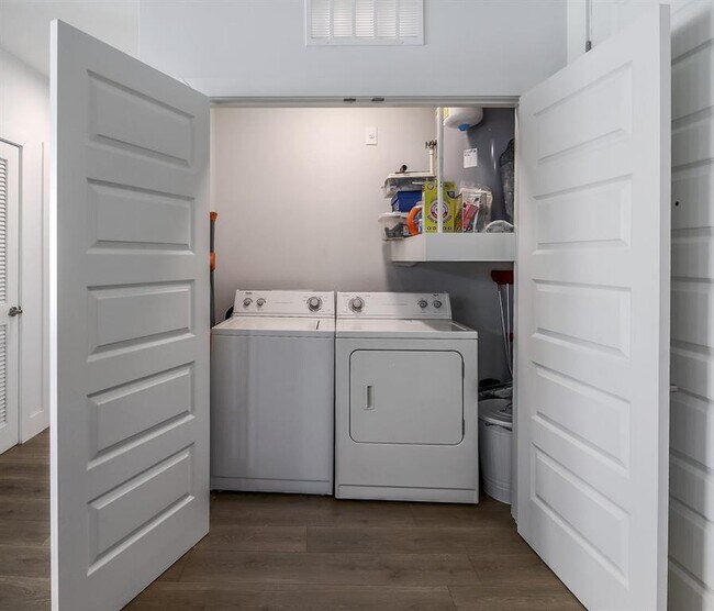 Building Photo - 2213 Poquito St