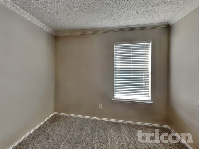 Building Photo - 304 Dakota Dr